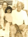 Aqui en la falda de su madre y al castado Alfredo su abuelo paterno.